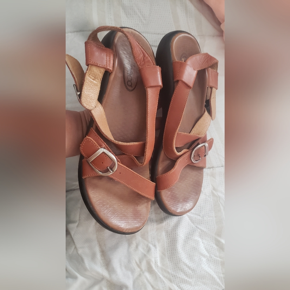 Chaco unisex sandals camel color size 9